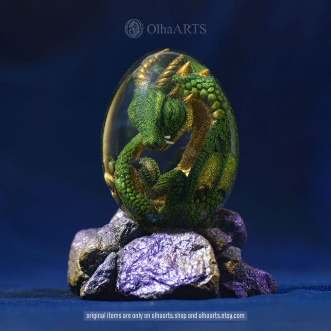 Blue Spiral-horned Dragon Egg. VIP Gift Set with a spiral-horned baby dragon in epoxy resin egg