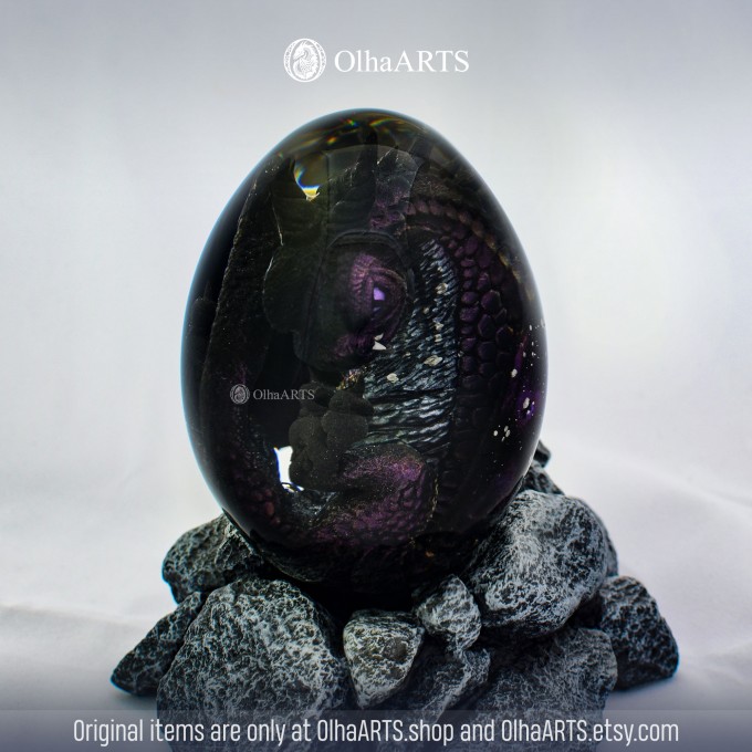Midnight Dragon Egg. VIP Gift Set with a black baby dragon in epoxy resin egg